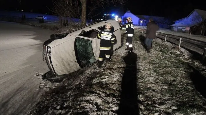 Der Pkw berührte mit dem Vorderteil die dünne Eisschicht des Teiches