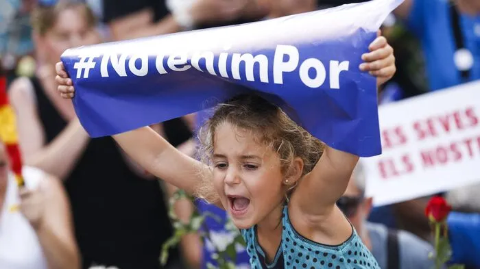Rund 500.000 Menschen nahmen laut Polizei an der Massenkundgebung gegen Gewalt und Terror in Barcelona teil.