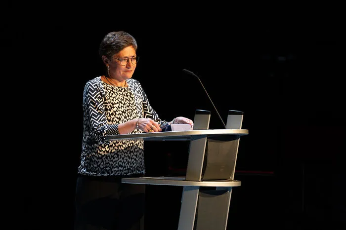Laudatorin Olga Shparaga erzählte die Lebensgeschichte der Flötistin, die sich nach einem zehnjährigen Aufenthalt in Deutschland 2020 in ihrer Heimat Belarus politisch aktivierte und mit dem "Frauentrio" gegen den Machtinhaber Präsident Alexander Lukaschenko aufbegehrte und für ein demokratisches Belarus einstanden. Während ihre beiden Mitstreiterinnen nach der Wahl das Land verließen, blieb Kolesnikowa und wurde als politische Gefangene inhaftiert und zu elf Jahren Gefängnis verurteilt.