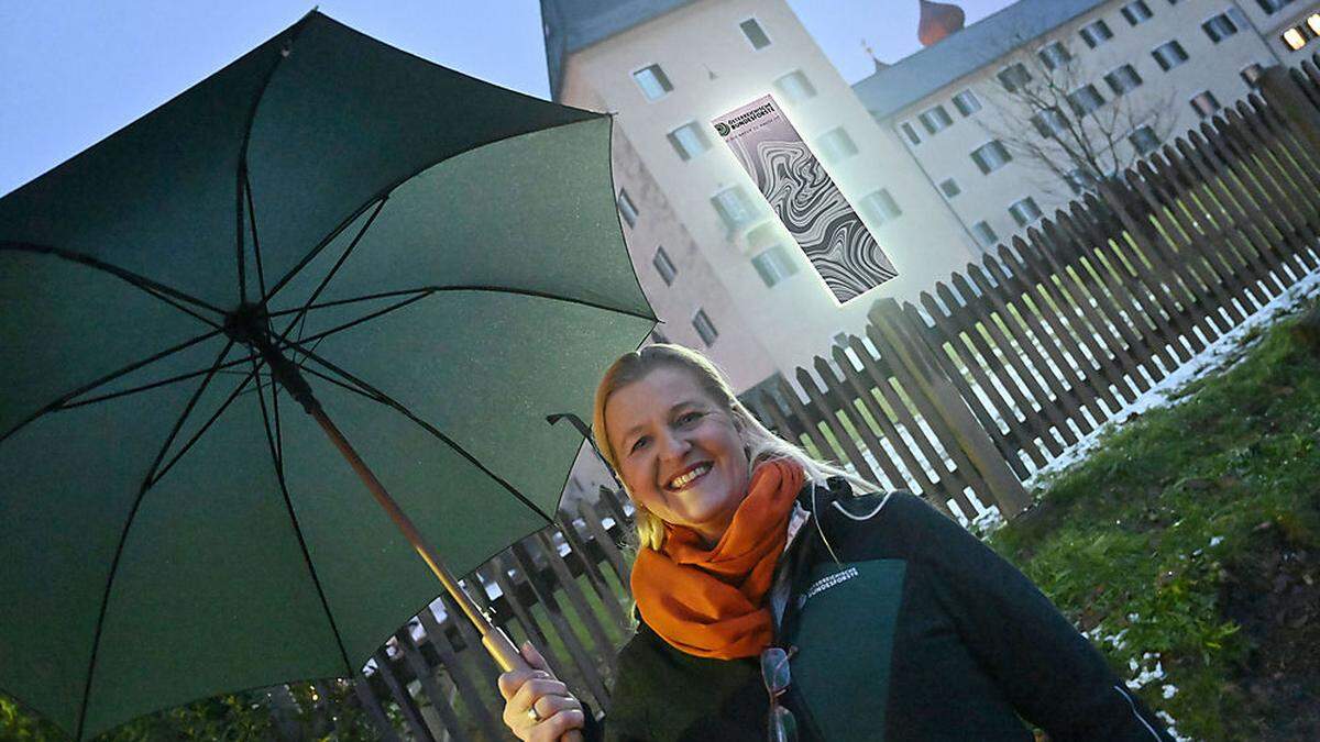 Antje Güttler vor dem, mit neuem Banner in Szene gesetzten, Stift Millstatt