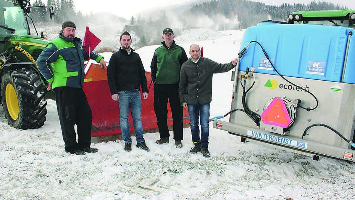 Mitarbeiter präsentieren das neue Sole-Gerät 