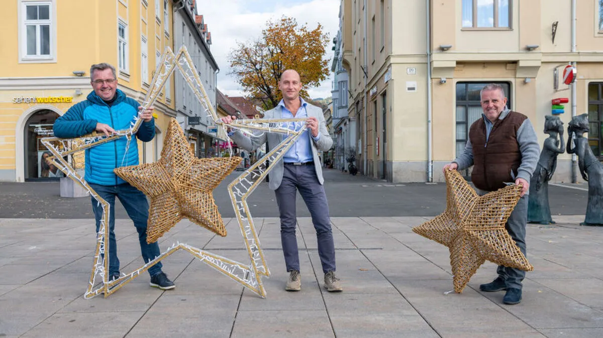 Bürgermeister Peter Koch, Dominik Merl (Stadtwerke Bruck) und Erich Weber (Standort und Marketing GmbH) mit den neuen Beleuchtungskörpern
