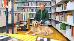 Erich Bretterbauer mit Hund Luca, der Kinder zum Lesen animieren soll 