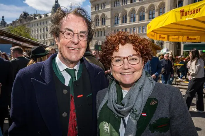 Saubermacher-Hans Roth mit der Staatssekretärin für Tourismus und Energie, Elisabeth Zehetner