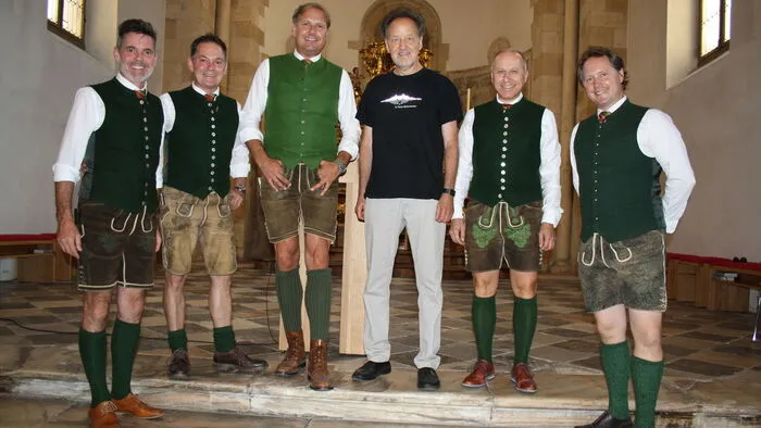 Das Quintett Petzen mit Leiter Norbert Haimburger, Franz Haimburger, Klaus Fantoni, Dietmar Morri und Klaus Tschaitschmann (von links) mit dem künstlerischen Leiter des Kultursommers St. Paul, Siegi Hoffmann (4. von links)