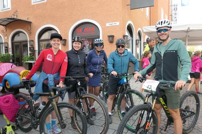 Olivia, Doris, Marlene, Sepp und Mario aus Annaberg sind auf ihren Rädern zu den Hotspots unterwegs