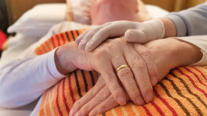Die Frau leidet unter massiven gesundheitlichen Einschränkungen