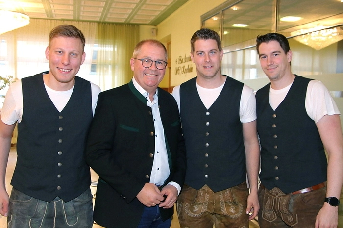 Unter den zahlreichen Besuchern waren auch Bürgermeister Bernd Osprian (Zweiter von links),...
