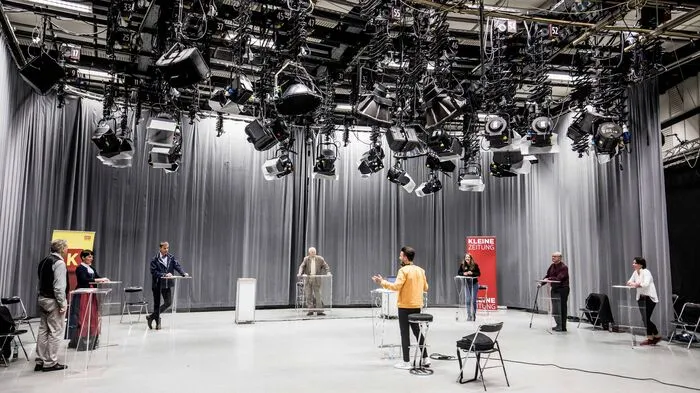 Beim Kärntner Mundart-Duell traten die Teams von Kleine Zeitung und ORF Kärnten im ORF-Theater in Klagenfurt gegeneinander an - getestet und mit Abstand.