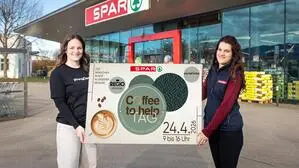 Jugendliche der youngCaritas unterstützen die Aktion. Mit dabei auch Sarah Lerchster (links) mit Spar-Mitarbeiterin Fata Kurtovic