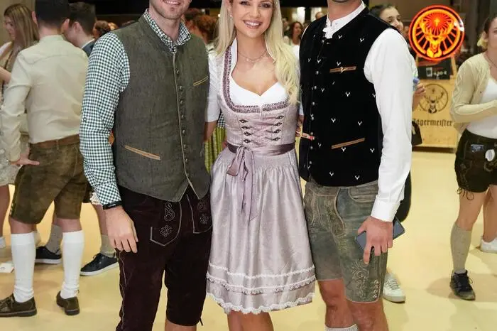 Delila und Daniel (rechts) mit einem Freund: Zum Perlhaarreif trägt Delila ein Kleid von Krüger, Daniels Spenzer stammt von „Edelnice“