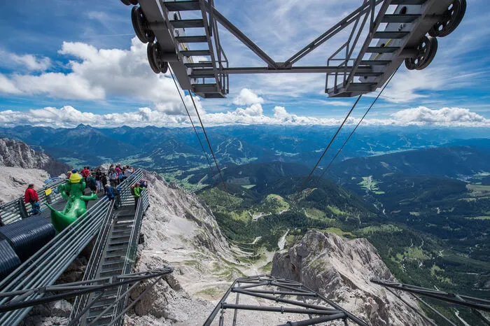 Abstand gewinnen. Manchmal hilft es auch, die Alltagsprobleme mit Abstand zu betrachten. Abstand zur Erde gibt es am Dachstein Skywalk genug. Dafür aber jede Menge Weitblick mit einer Extraportion Sonne.
