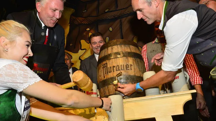 Magdalena Leitner, Christoph Sumann und Thomas Kalcher nahmen den Bockbieranstich in Murau vor.