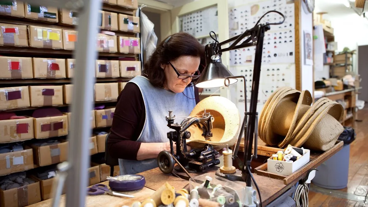 In Hutmanufakturen werden Hüte noch wie vor 100 Jahren mit der Hand gefertigt