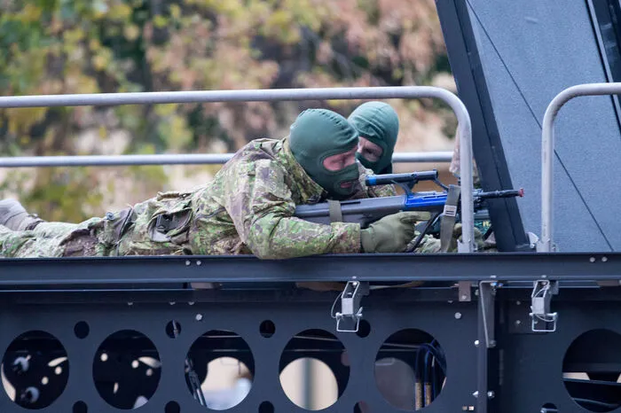 Annahme war, dass drei bewaffnete Terroristen erst Passanten erschossen, ehe sie sich in einem leer stehenden Gebäude auf dem Gelände des ehemaligen Gaswerks Leopoldau verschanzten.