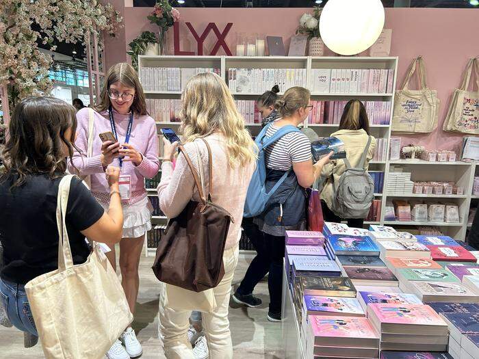 Gedränge beim Stand vom „LYX“-Verlag, wo die „Young Adult“-Bücher von Mona Kasten verlegt werden