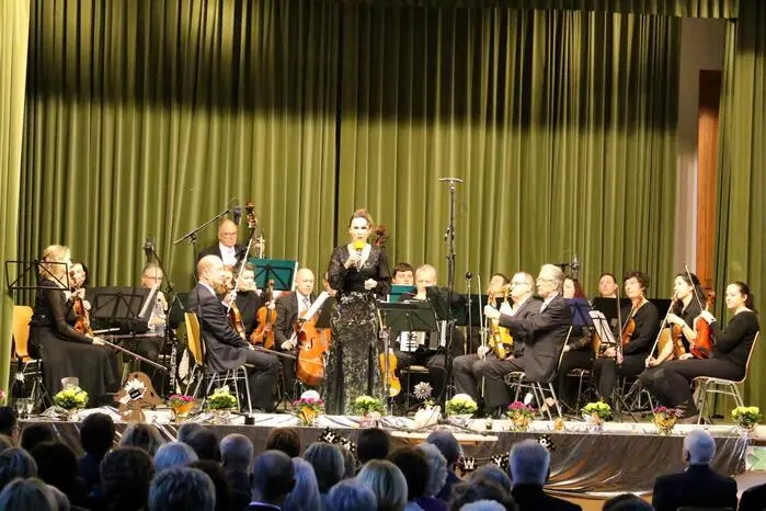 An die 200 Musikliebhaber aus dem gesamten Bezirk St. Veit und darüber hinaus hatten sich im Werkskulturhaus von Klein St. Paul eingefunden, um den Klängen des „Salonorchesters  Weissenstein“ (Leitung Helmut Vacek) zu lauschen. 