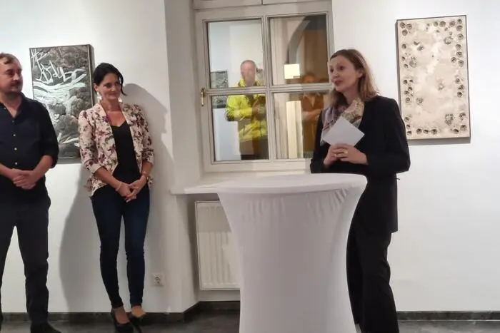 Der Lannacher, der sein Atelier in Deutschlandsberg hat, wurde dem kunstaffinen Publikum bei der Eröffnung von Kunsthausleiterin Ulrike Janach (l.) und Gemeinderätin Petra Ritsch (Mitte) vorgestellt.