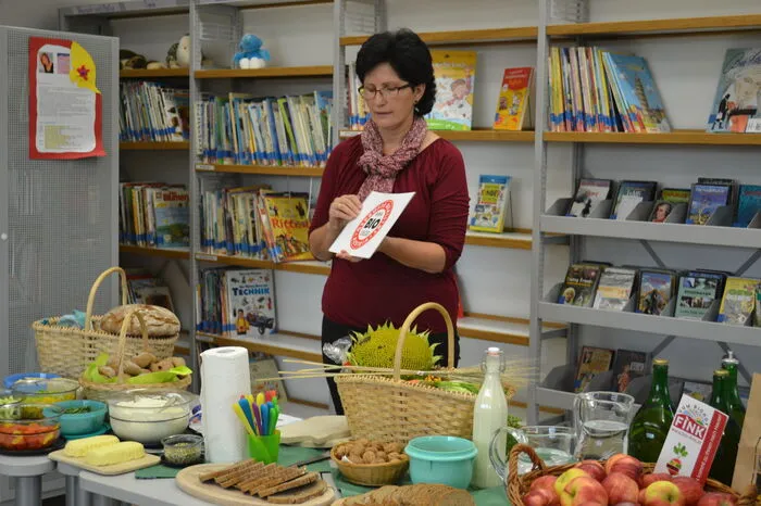 In Grafendorf waren Bezirksbäuerin Maria Haas und Landwirtin Heidi Krausler zu Gast. In zwei Stunden erklärten sie den 35 Erstklasslern unter anderem die Gütesiegel und ihre Bedeutung genau.