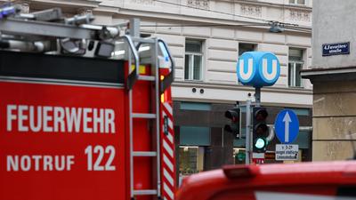 Nach einem Brand in einem Sonderzug der Wiener U-Bahnlinie U1 ist mit tagelangen Störungen zu rechnen.