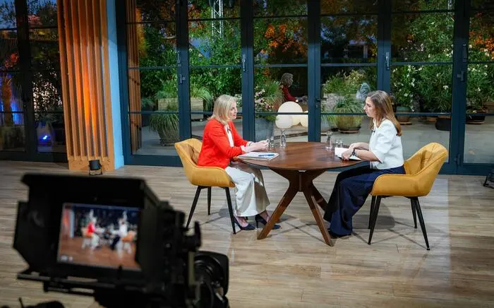 Das zweite Sommergespräch mit Beate Meinl-Reisinger und Interviewerin Simone Striebl
