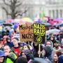 ABD0166_20240323 - WIEN - ÖSTERREICH: Teilnehmer mit Schildern anlässlich der Demonstration "Demokratie verteidigen!" - Aufruf von über 100 Organisationen gegen Koalition mit Rechtsextremismus am Samstag, 23. März 2024, in Wien. - FOTO: APA/MAX SLOVENCIK