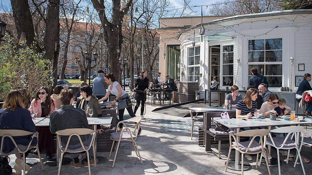 Warme Temperaturen laden zum Verweilen in den Grazer Gastgärten