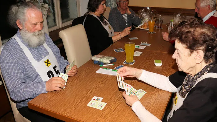 Voitsbergs Vizebürgermeister Manfred Prettenthaler lud wieder zum traditionellen Osterschinken-Schnapsen in sein Gasthaus „Zur alten Post“ ein. 35 Kartentippler ritterten um die köstlichen Osterkörbe und es wurde um jeden Stich hart gekämpft.