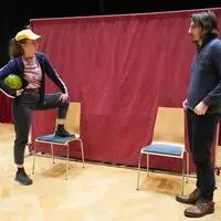 Darstellerinnen und Darsteller erklären in einem theaterpädagogischen Programm Kindern alles über das Thema Gewalt