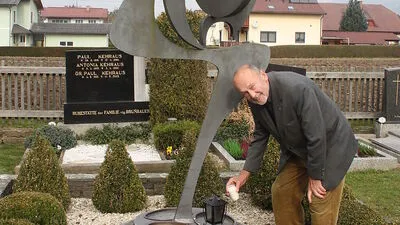 Hanns Lintschnig am Ehrengrab von Christine Lavant in St. Stefan