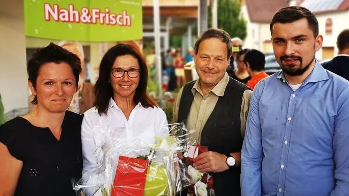 Mit Gemeinderäten, Vereinen und anderen Vertretern des Ortes gab es eine kleine Eröffnungsfeier
