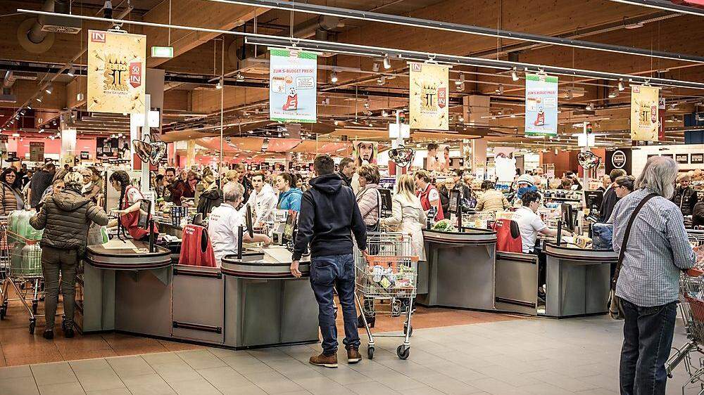 Blumen, Spielzeug, Kleidung: Viele Supermärkte haben mehr als Lebensmittel im Angebot