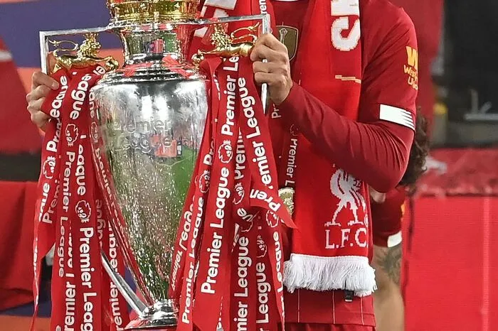 Der Japaner wechselte zur Saison 2019/2020 von Salzburg zum FC Liverpool - die "Bullen" bekamen dafür 8,5 Millionen Euro von den Briten. Für 8,1 Millionen Euro wechselte Maximilian Wöber 2017/2018 zu Ajax Amsterdam und war - bis zum Höjlund-Transfer - der teuerste Nicht-Salzburger.