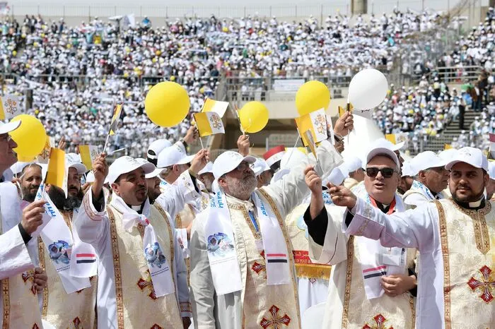 Die Lesungen der Messe wurden auf Arabisch vorgetragen, seine Predigt hielt Franziskus auf Italienisch, ein Priester übersetzte ins Arabische.