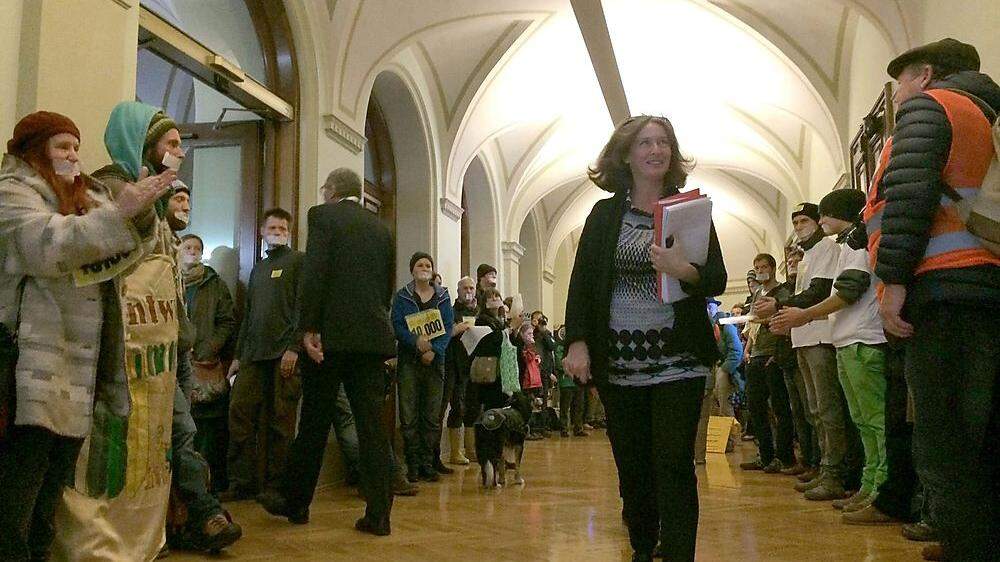 Murkraftwerksgegner standen heute im Rathaus auch für Elke Kahr Spalier.