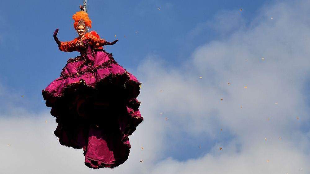 Der Engelsflug eröffnet offiziell den Karneval in Venedig.