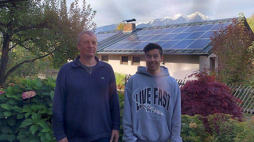Bernd und Elias Eckel vor ihrem patentierten Energydach in Trofaiach  
