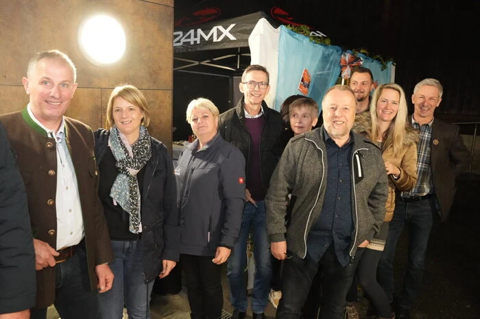 Aus der Nachbarschaft mit insgesamt 14 Personen zur Premiere gekommen: Die Mitglieder der Laienspielgruppe Reißeck