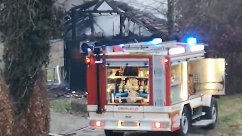 Wie die Feuerwehr mitteilte, brannte ein Holzbau als Teil des Altersheim-Komplexes völlig ab