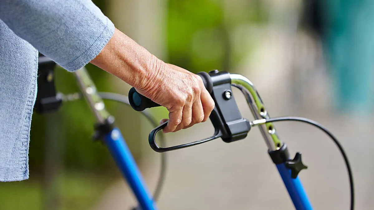 Eine 78-Jährige kam mit ihrem Rollator zu Sturz und verletzte sich schwer
