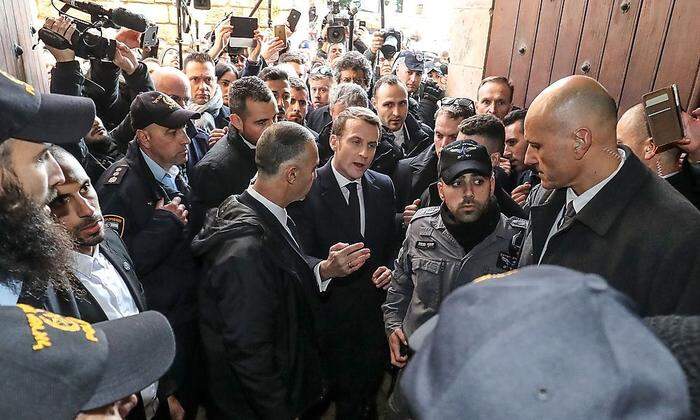 Die Polizisten wollten Emmanuel Macron nicht in die St. Anna-Kirche einlassen 