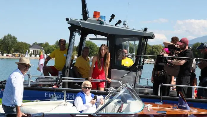 Ein Mann in einem Boot, dahinter ist ein Kamerateam das filmt