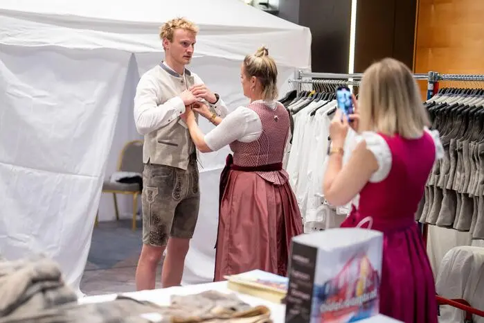 Ein besonderer Hingucker ist die Festkleidung mit Lederhose bzw. Lederrock.