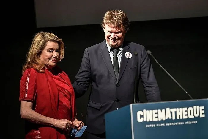 Der Beisetzung wohnten zahlreiche Prominente aus der Filmbranche bei, unter ihnen die Schauspielerin Catherine Deneuve. Cinématèque-Direktor Frédéric Bonnaud sagte: "Dies ist keine Hommage, sondern vielmehr ein riesiges Familientreffen rund um Agnès Vardas Werk, das zum Nachdenken und zur Reflexion einlädt."