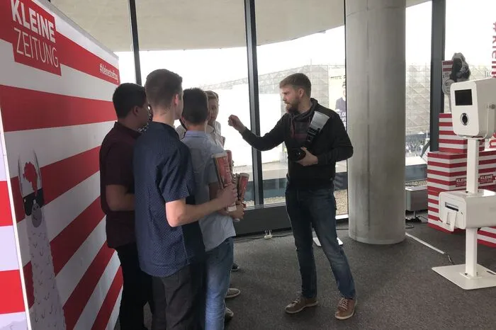 Für das Gruppenfoto der Weizer Teilnehmer an "Schüler machen Zeitung" dirigierte Fotograf Nicholas Martin die Schüler in die richtigen Positionen.