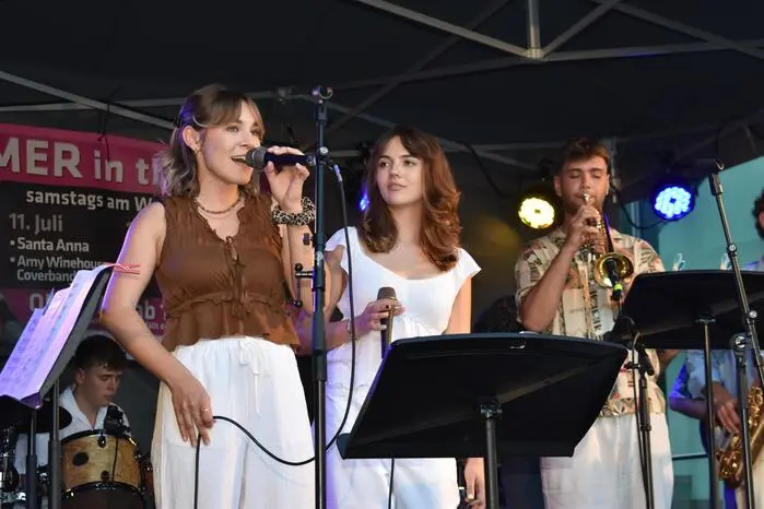 Wie zum Beispiel die Amy Winehouse Band und Just 4 Jazz.