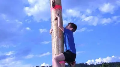 Sieben Mutige versuchten, den Maibaum von Piber hinaufzuklettern