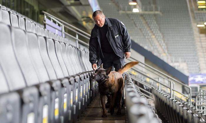 In den Stunden vor dem für heute 18.45 Uhr angesetzten Match wurde das Stadion mit Spürhunden Sitz für Sitz abgeklappert