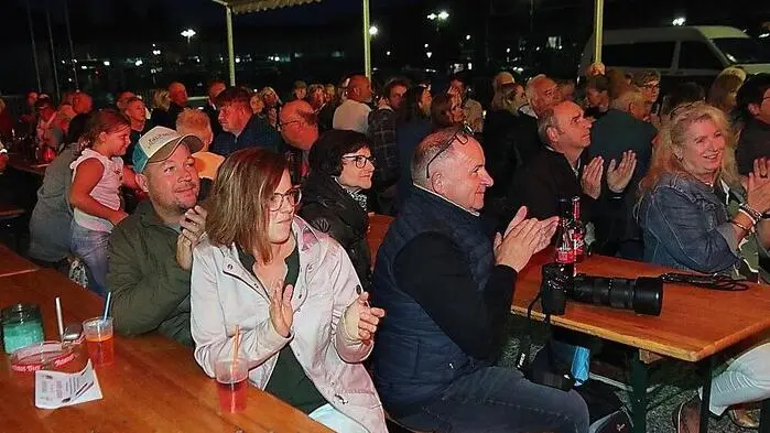 Für das Konzert des Rosentaler Eventsommers am vergangenen Samstag wurde am Platz bei der Kaufwelt Rosental vorsorglich ein großes Zelt aufgebaut.