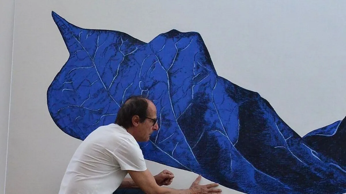 Mit der positiv besetzten Farbe Blau kontrastiert Bockelmann das Sterben in der Natur 